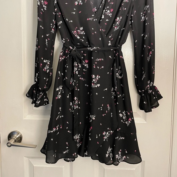 Beautiful long sleeve dress - Picture 2 of 2